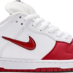 Sole Supremacy Nike SB Dunk Low OG QS "SUPREME/RED JEWEL"
